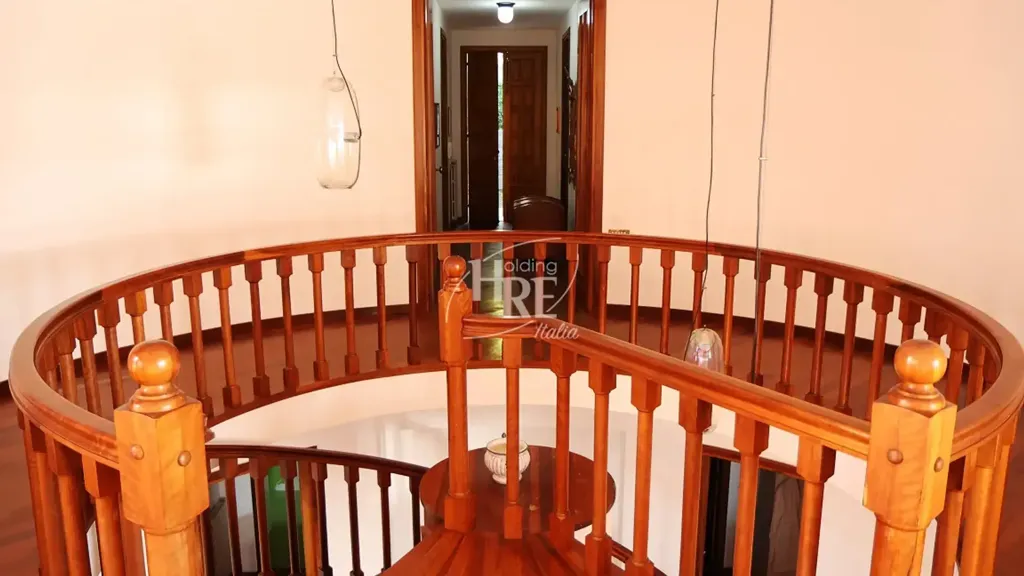 Pièces - Architectural Villa with Central Staircase in Amantea