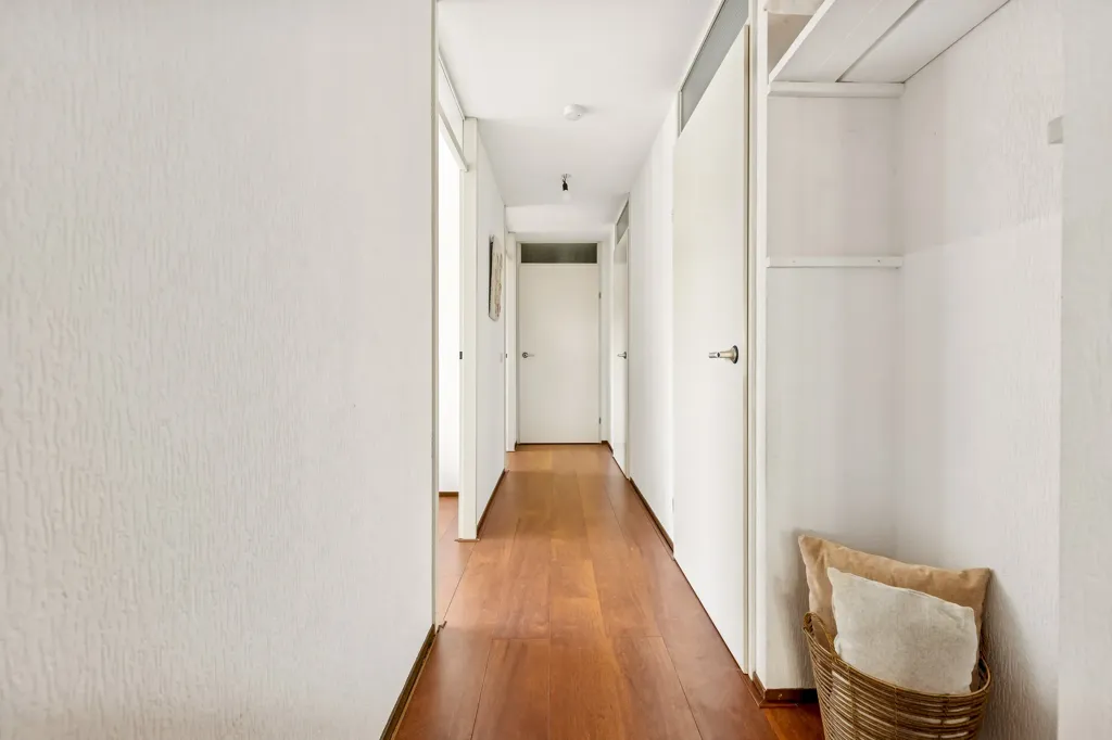 Esik - Corner Gallery Flat with Balcony in Filmwijk