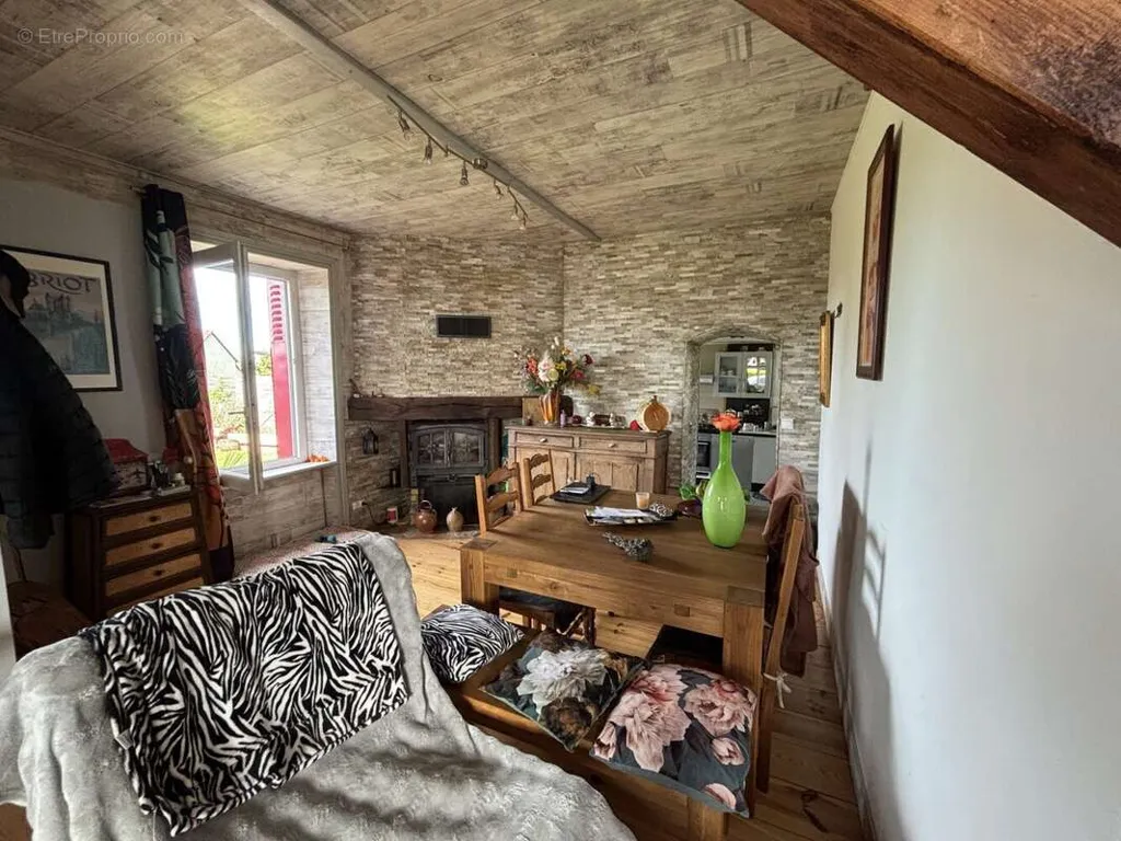 Salle à manger - Maison à Lanobre avec Deux Appartements et Jardin