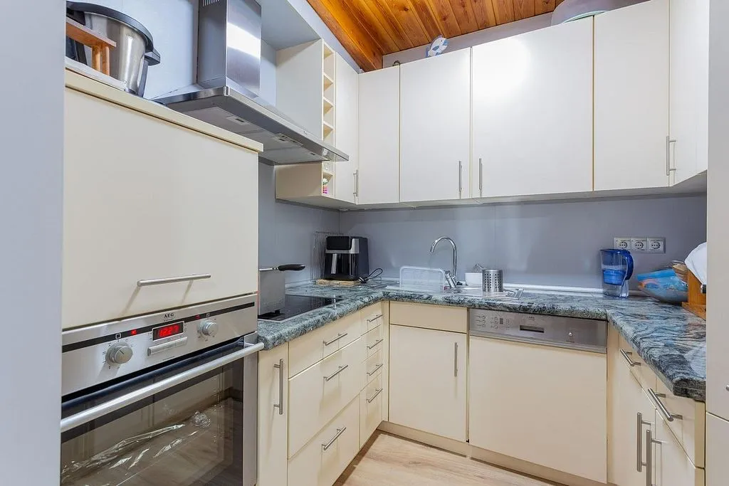 Cuisine - Three-Bedroom House with Terrace in Ítrabo
