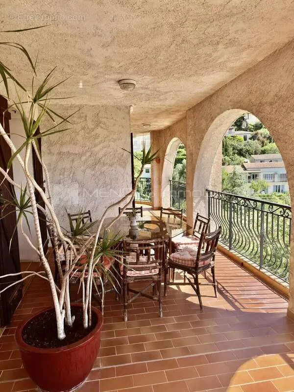 Terrass - 4-Bed Apartment with Loggia in Èze