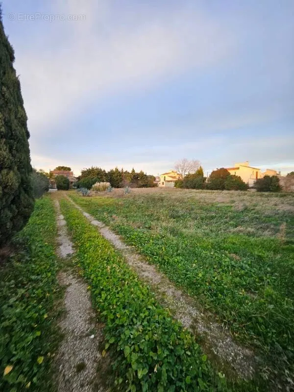 Aed - Building Land with Garden in Istres