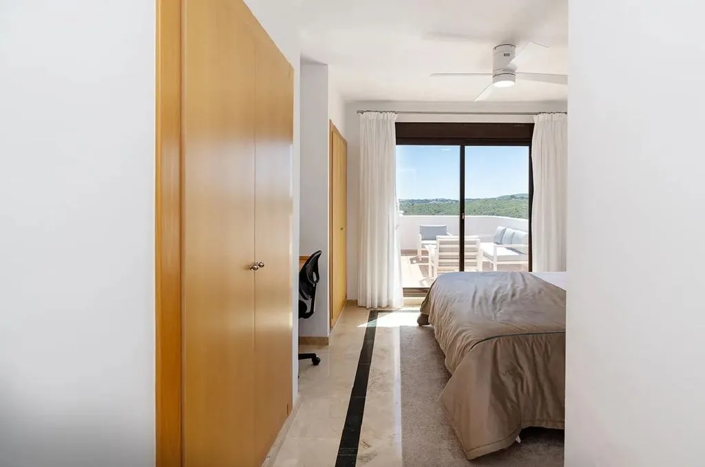Bedrooms - Luxury Flat with Pool in Casares, Andalusia