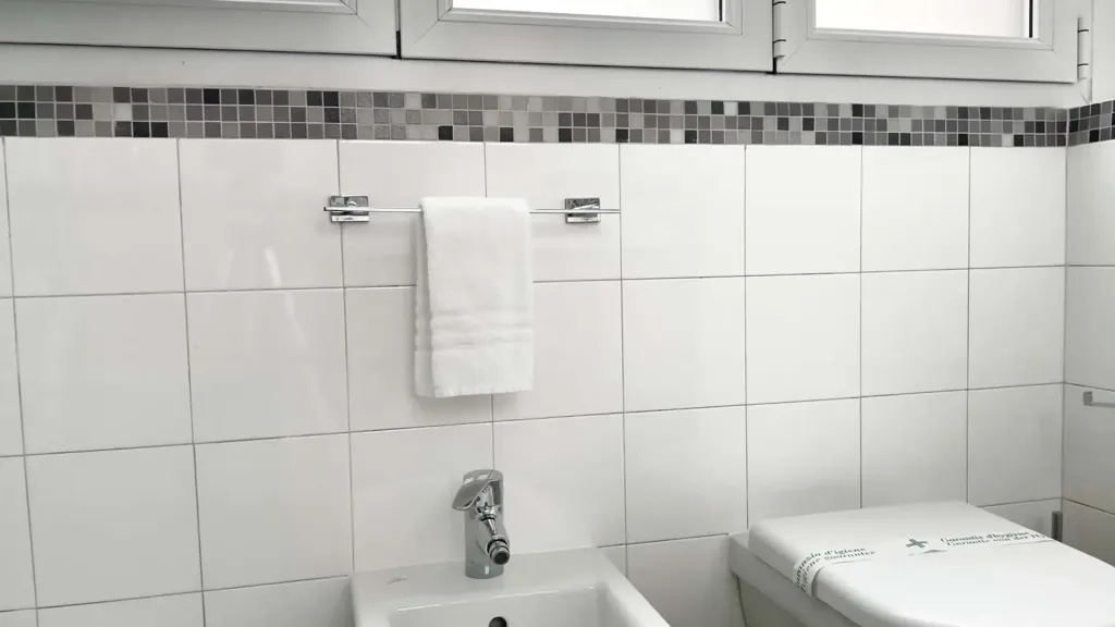 Bathrooms - Furnished Studio in Quiet Area, Milan