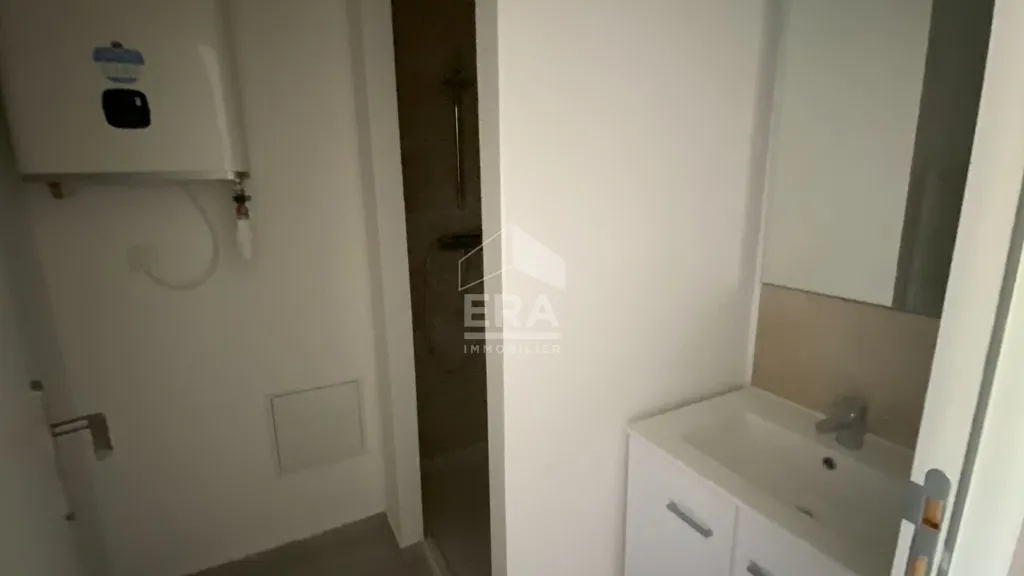 Salles de bain - Appartement Lumineux au Coeur de Volonne