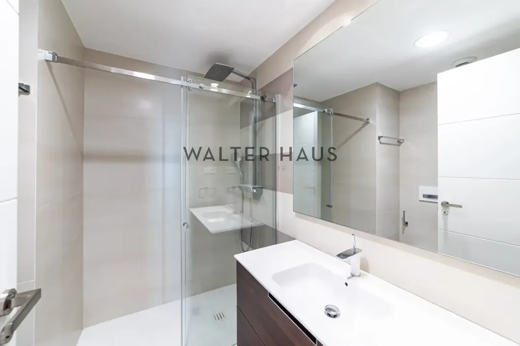 Salles de bain - Modern Apartment with Solar Panels in Chamberí, Madrid