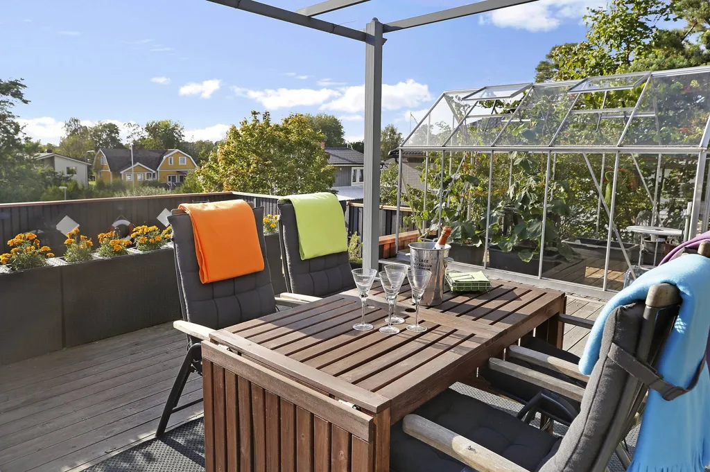 Terrasse - Two-Storey Villa with Pool in Upplands Väsby