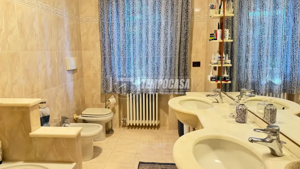 Salles de bain - Maison 8 pièces à IT