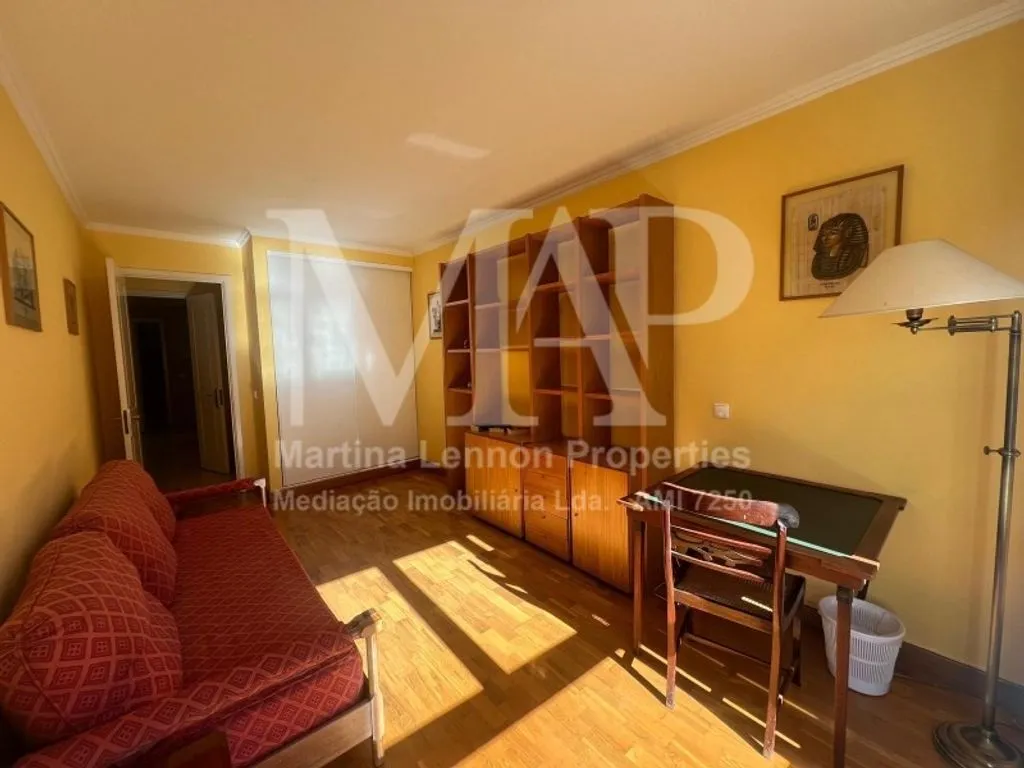 Living Room - 3-Bedroom Apartment with Parking in Lisbon