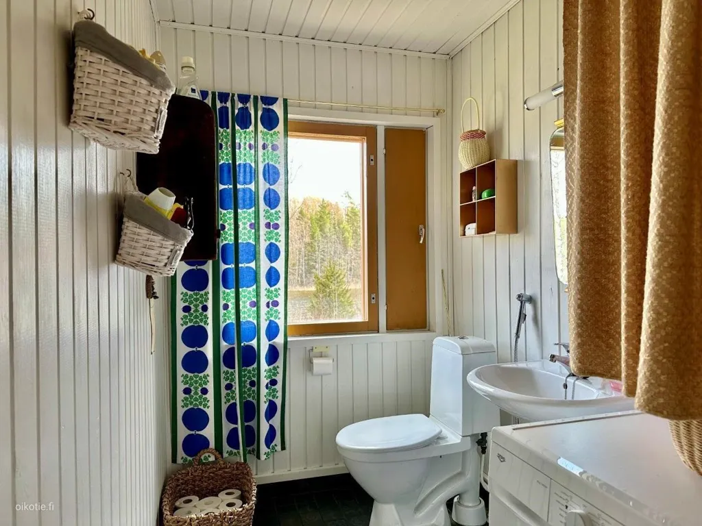 Bathrooms - Detached House with Lake View in Sysmä
