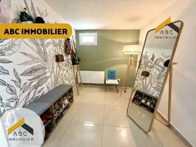 Entrée - Maison avec Piscine et Deux Garages à Orange