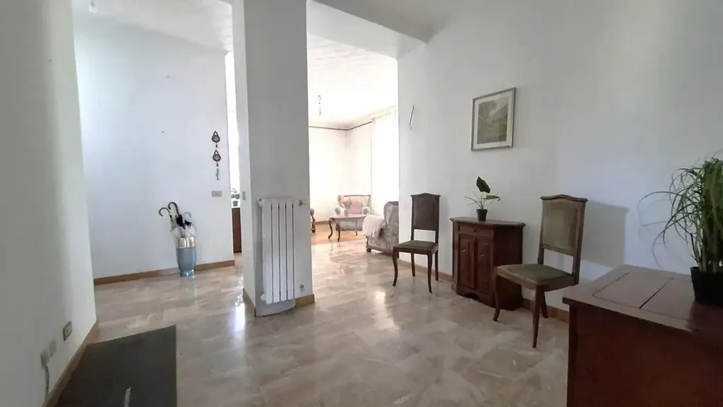 Ingresso - Appartamento con balcone in centro a Voghera