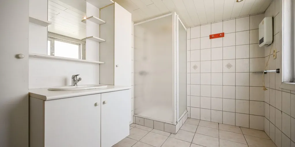Bagni - Corner House to Renovate in Izegem