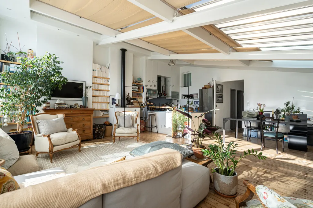 Soggiorno - Penthouse with Terrace Potential in 11th Arrondissement
