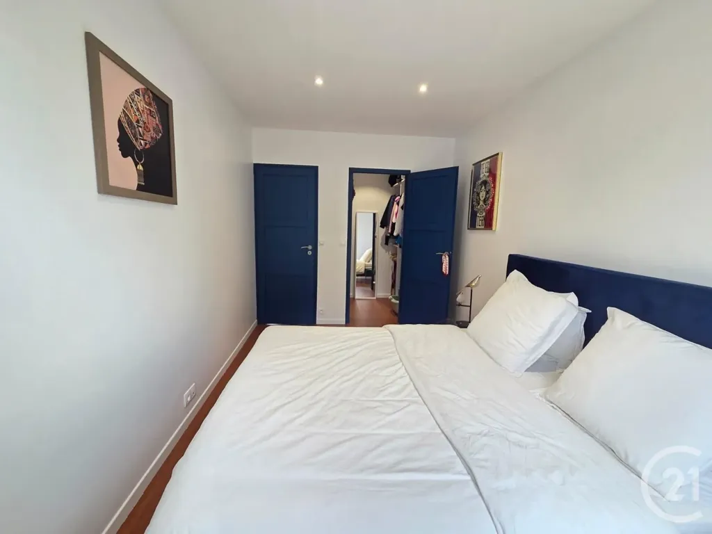 Bedrooms - 3-Bed Apartment with Parking in Compiègne