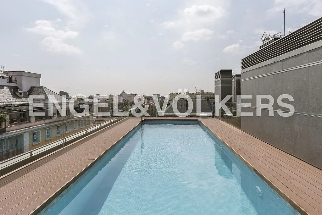 Piscina - 3-Bed Apartment with Pool in Ríos Rosas