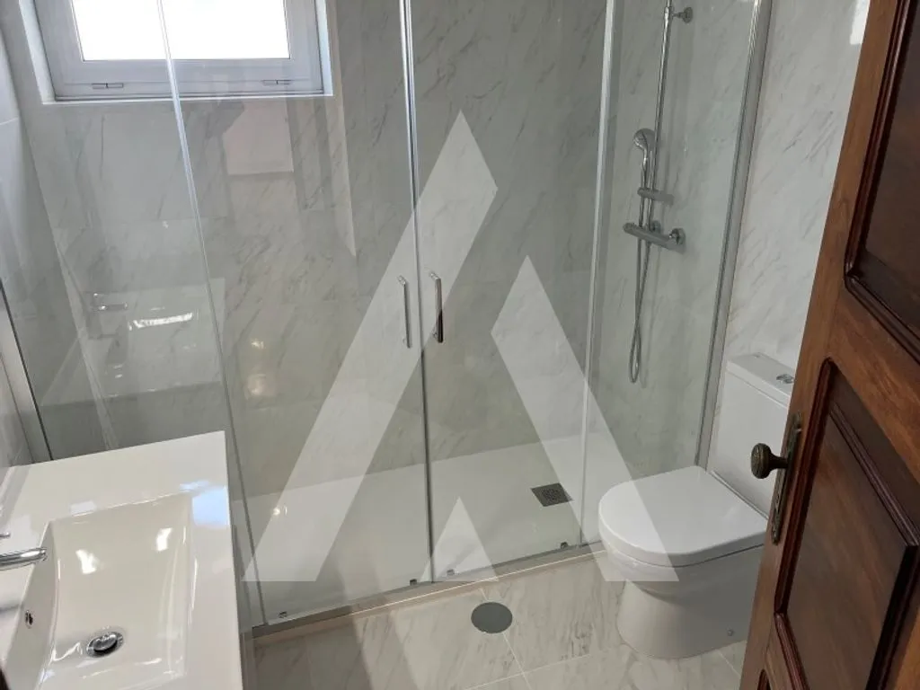 Vannitoad - Luxury Villa with Construction Feasibility in Aveiro