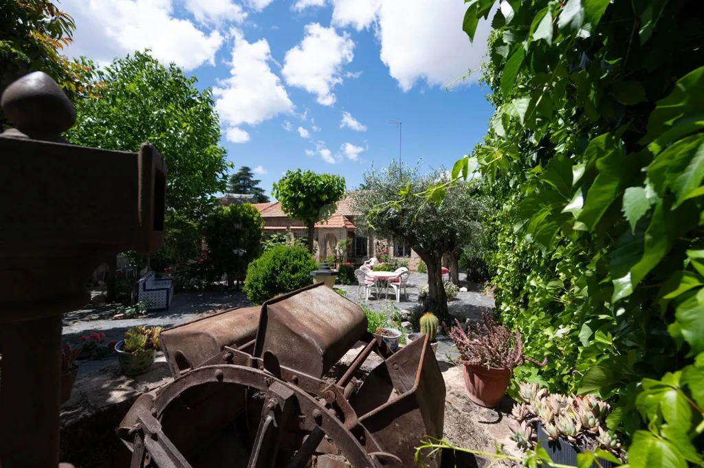 Aed - Detached House with Development Potential in Arturo Soria
