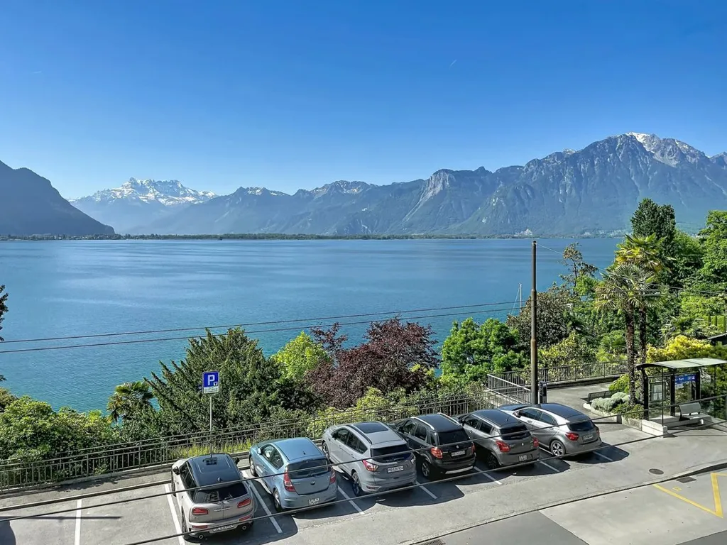 Office Space with Water View in Montreux