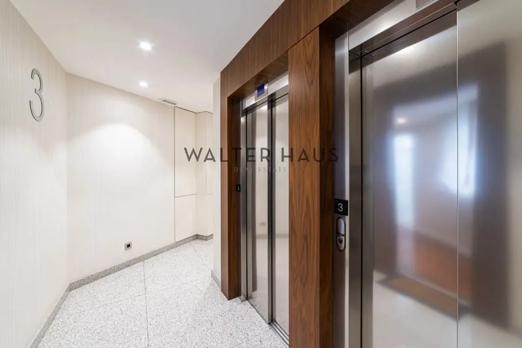 Entrée - Modern Apartment with Solar Panels in Chamberí, Madrid
