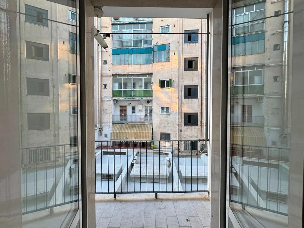 Balcon - 3-Bedroom Apartment with Balcony in Bari