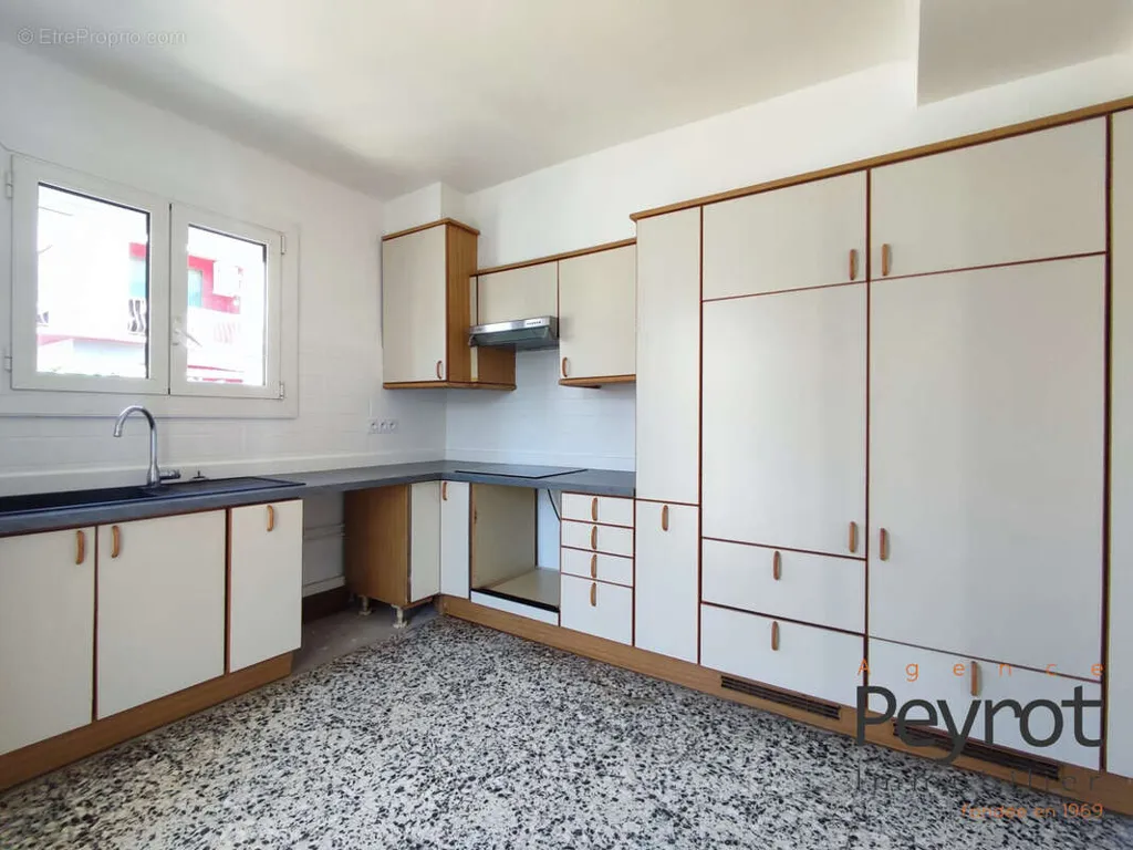 Kitchen - Spacious T3 Apartment with Balcony in Perpignan