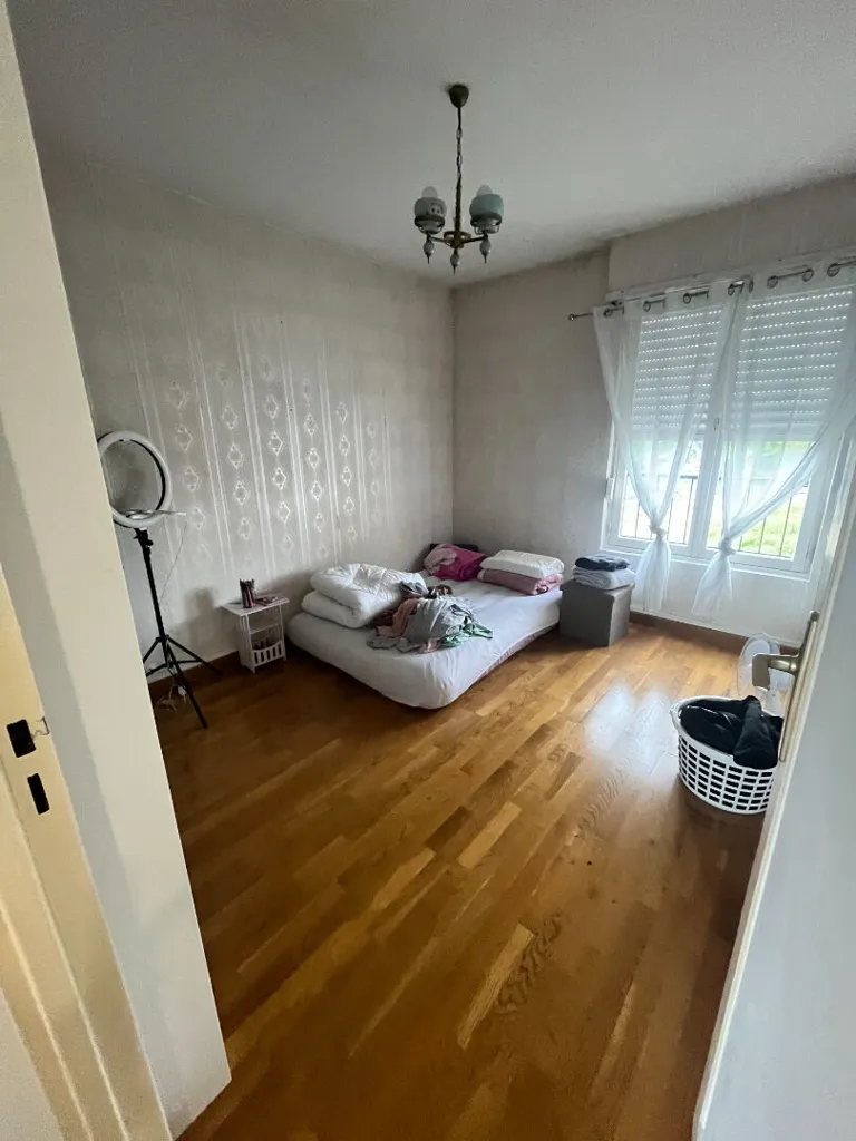 Bedrooms - 3-Bedroom Apartment with Balcony in Reims