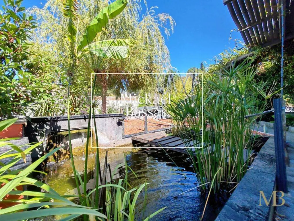Piscine - Villa Contemporaine avec Piscine à Rigarda
