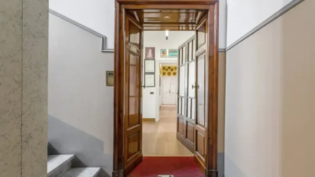 Esik - Signorile Apartment with Balcony in Milan