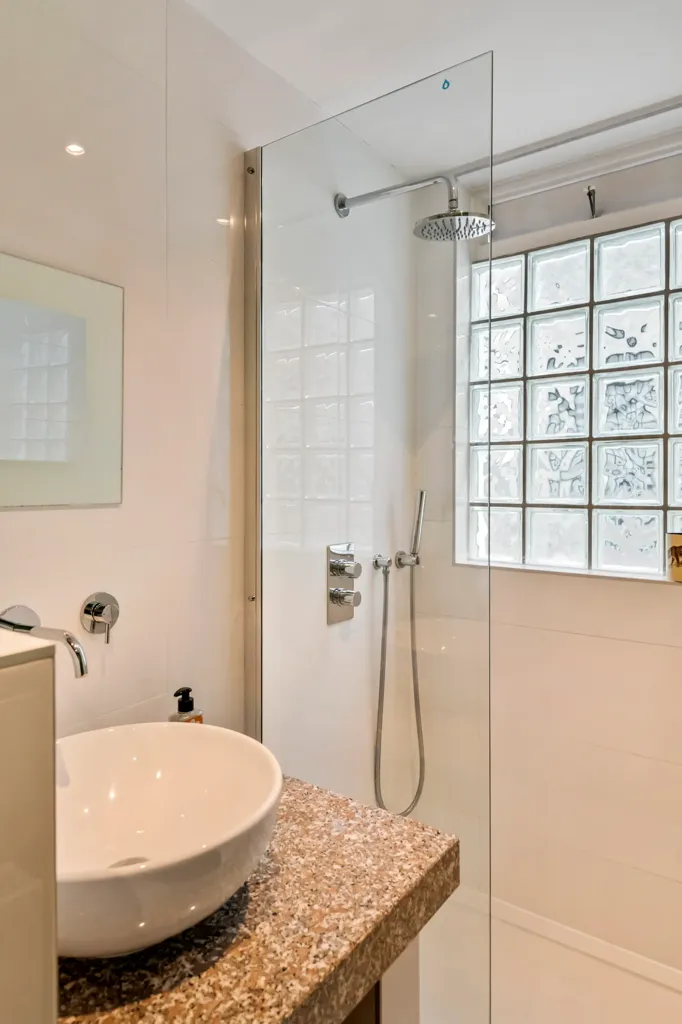 Salles de bain - Charming Free-Standing House with Garden View in Deil