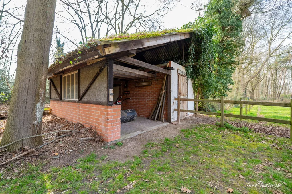 Garage - Villa avec Piste Éclairée et Stalles à Geel