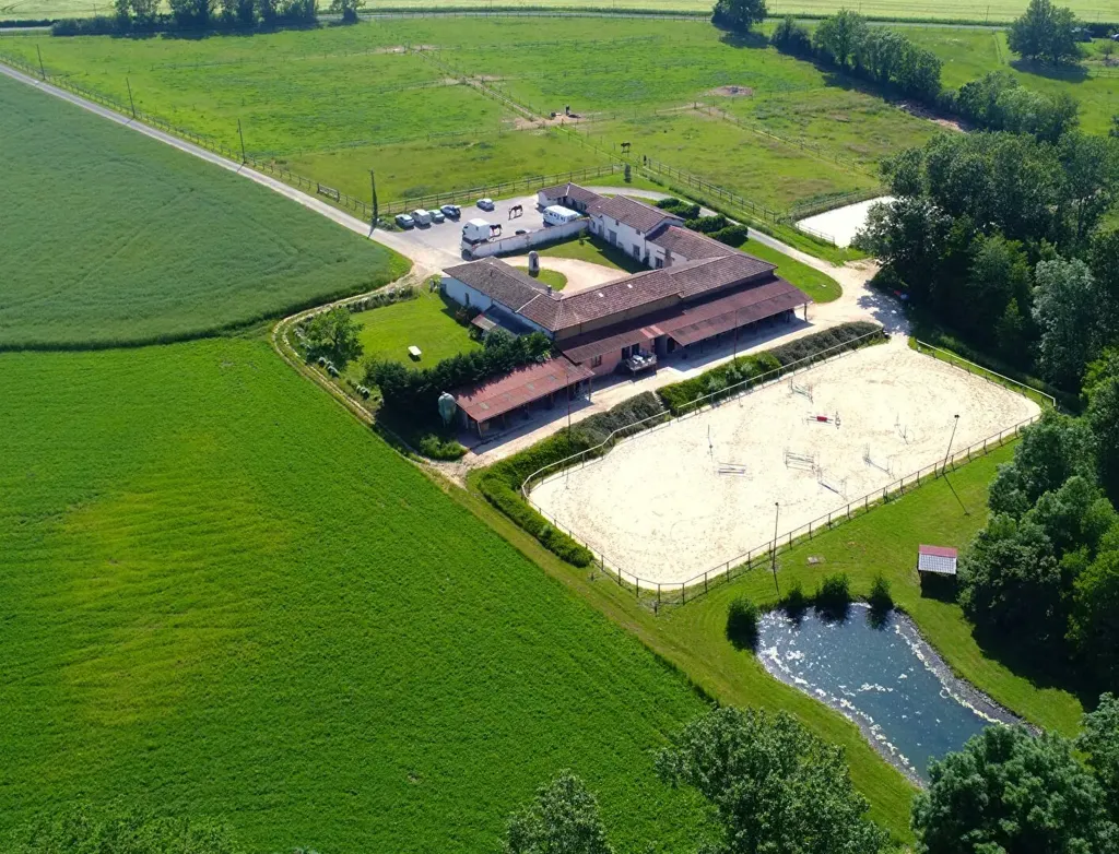Vue aérienne - Propriété Équestre avec Logements Locatifs près de Lyon