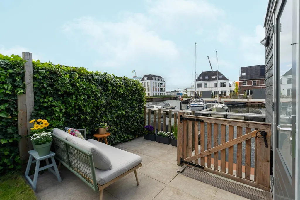 Terrass - Modern Terraced House with Waterfront in Zeewolde