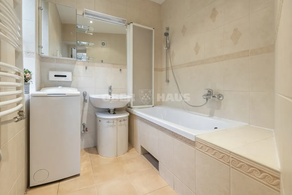 Salles de bain - Designer Flat with Art in Vilnius Old Town