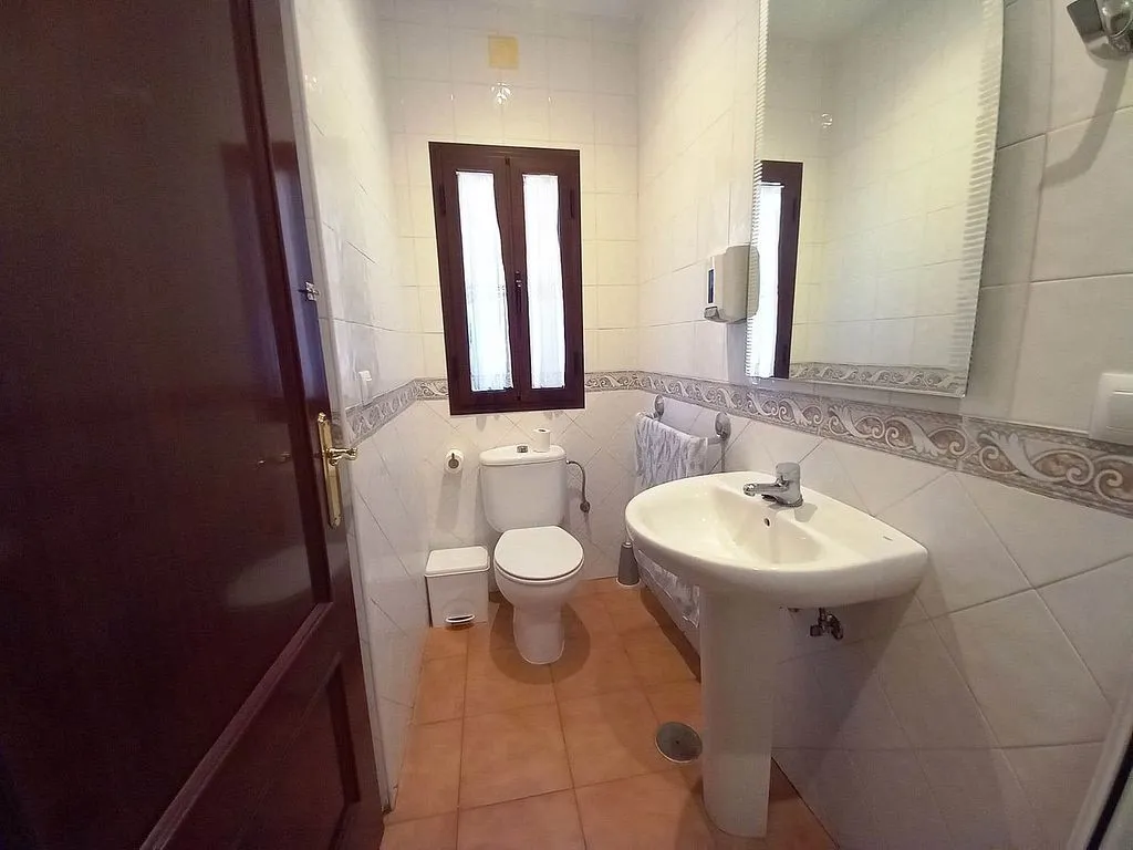 Salles de bain - Semi-detached House with Balcony in El Pedroso