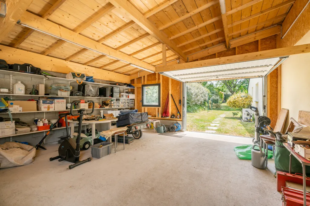 Garage - Maison Plain-Pied avec Piscine à Saint-Avé