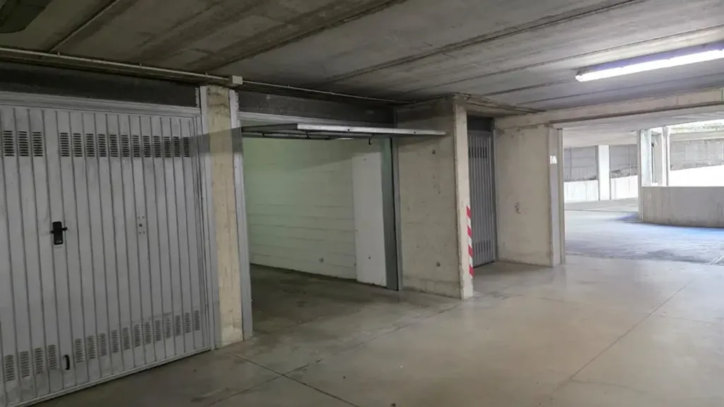 Garage - Modern Apartment with Panoramic Balcony in Milan