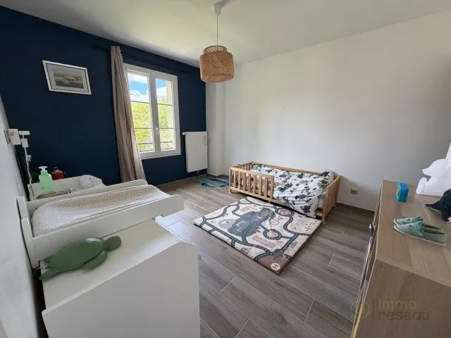 Bedrooms - Spacious House with Balcony in La Queue-Les-Yvelines