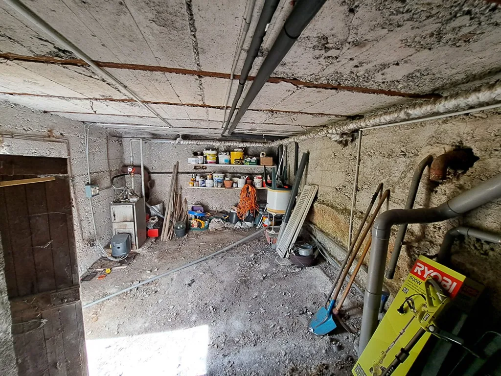Pièces - Maison avec Garage et Terrain à Proximité du Centre-Ville