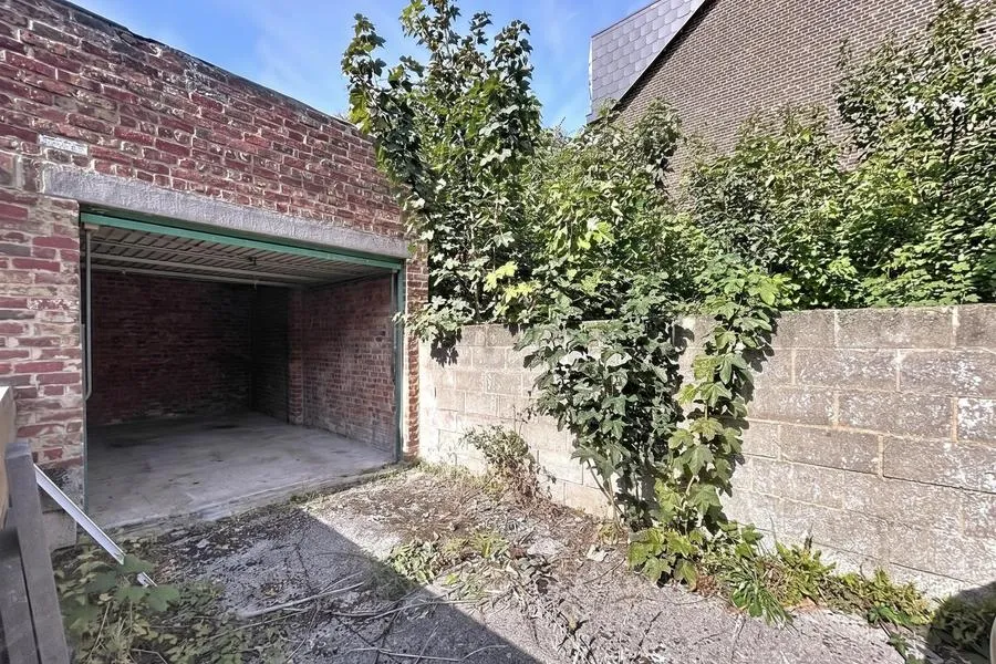 Aed - 3-Fronted House to Renovate in Gilly