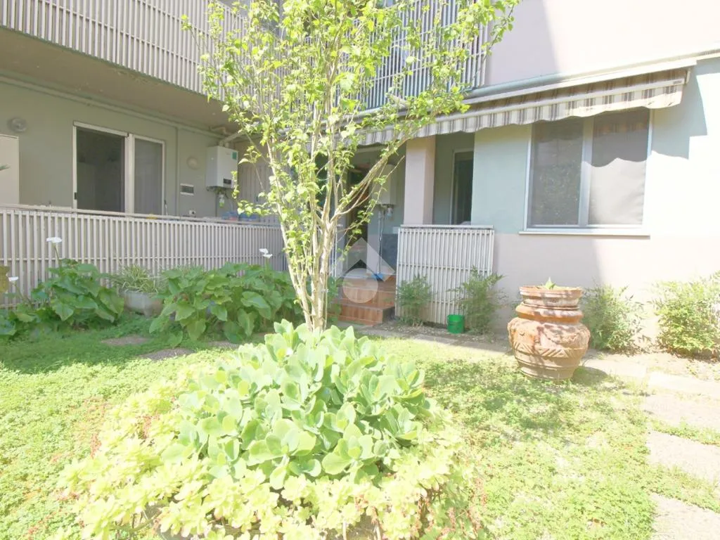 Jardin - 4-Bedroom Apartment with Private Garden in Prato