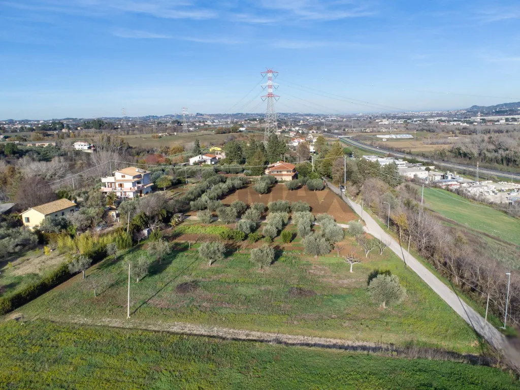 Vue aérienne - Buildable Land with Strategic Access in Cepagatti