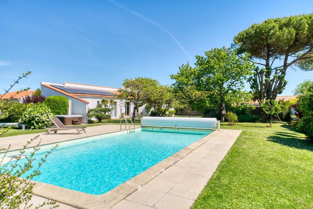 Piscine - Villa d'Architecte avec Piscine à Dompierre-sur-Mer