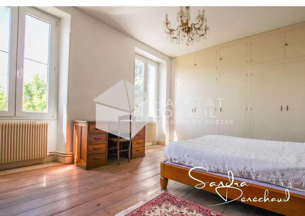 Chambres - Maison en Pierres avec Jardin à Bourg