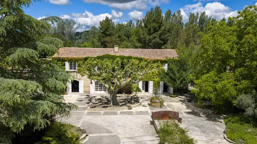 Vue aérienne - Mas de Maître avec Piscine Intérieure à Pertuis