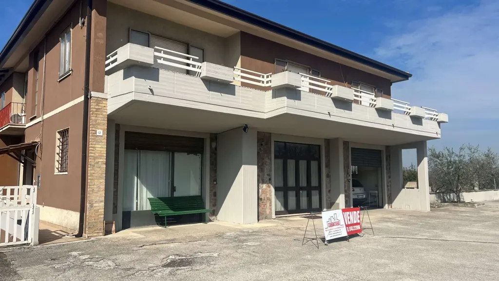 Välivaade - Mixed-Use Villa with Terraces in Spoleto