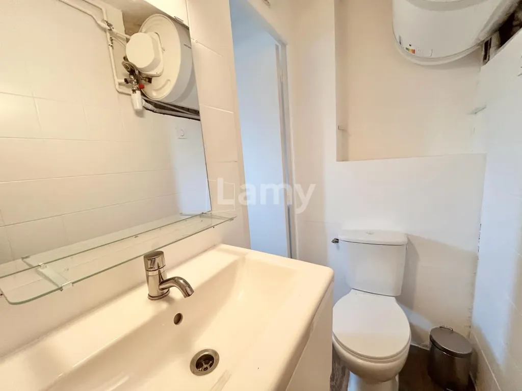 Salles de bain - Appartement T2 avec Cave et Interphone à Aix-en-Provence