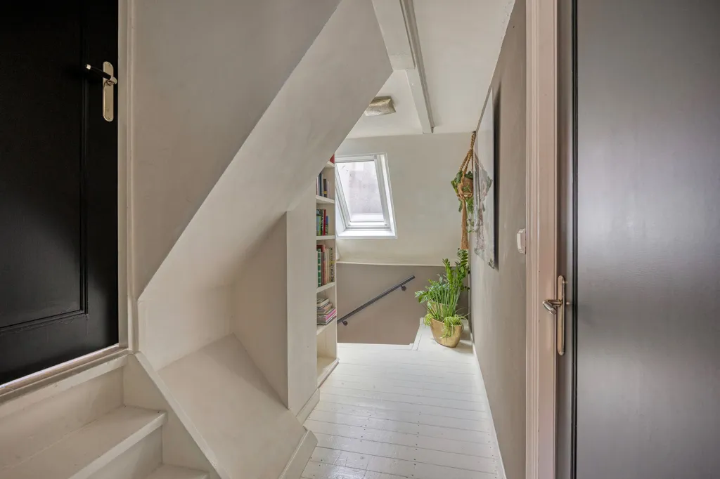 Esik - Monumental Canal House with Split-Level in Oudewater