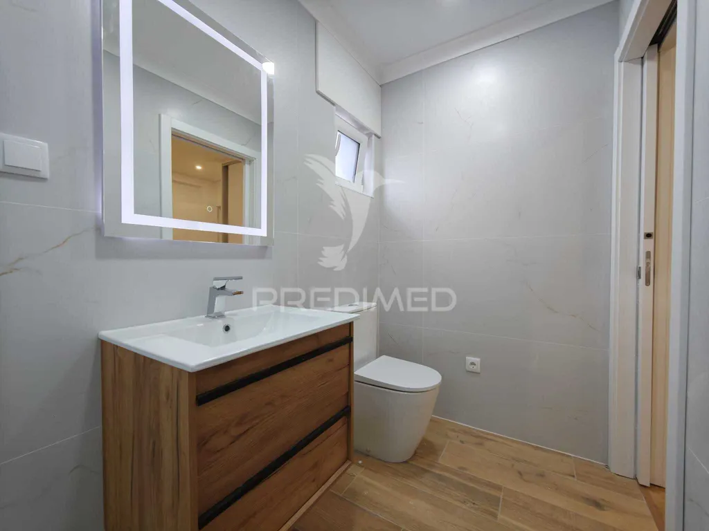 Vannitoad - Remodelled T3 Apartment with Central Location in Coruche