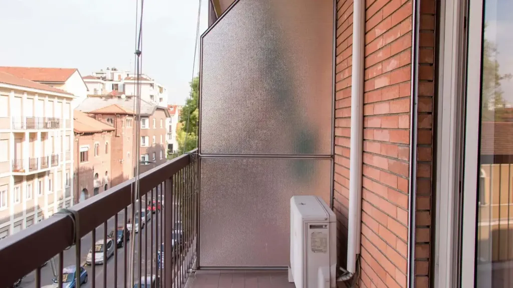 Balcon - Modern Studio with Balcony in Milan
